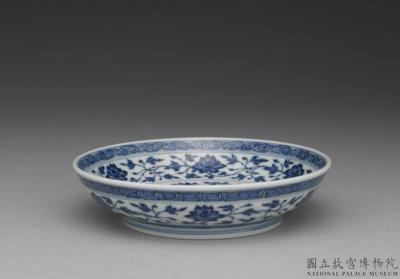 图片[2]-Dish with Indian lotus scrolls in underglaze blue, Qing dynasty, Qianlong reign (1736-1795)-China Archive